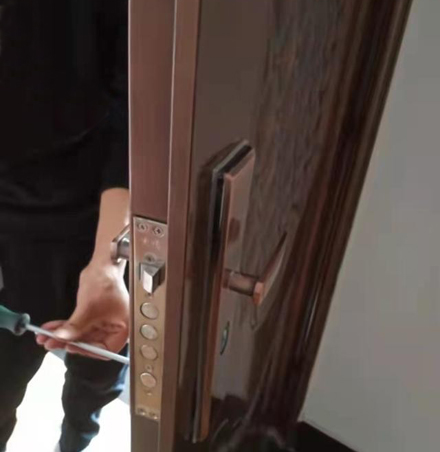 红岗上门开锁 换锁 红岗本地开锁公司